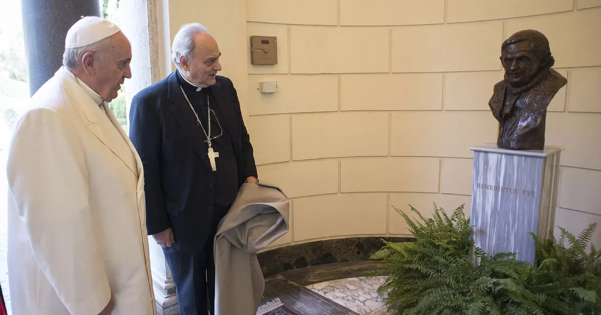 Papa Francisco fez declarações sobre a ciência durante inauguração de busto em homenagem ao Papa Emérito Bento XVI (Foto: Osservatore Romano/Reuters)